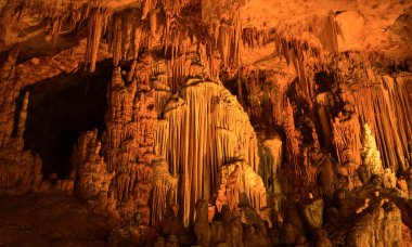 Mağara oluşumlarının muhteşem sarkıtları