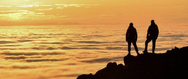 İki En İyi Arkadaş Gün Doğuşunu İzliyor 