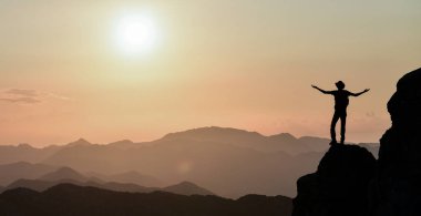 Genç adamın mutluluğu harika bir manzaranın karşısında.