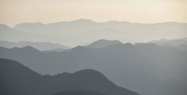 Dağlarda gün batımının harika manzarası