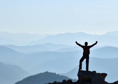 Yeni yerler keşfet ve kendini tanı.
