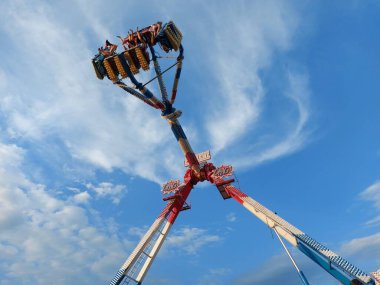 Eğlence parkında dönme dolap, eğlence, tehlikeli görünümlü eğlence.