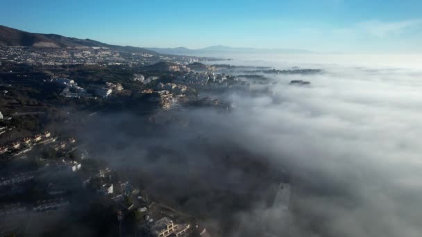 霧の中のベナルマデナの街 カスティーリョ スペイン ヨーロッパ アンダルシア — ストック動画