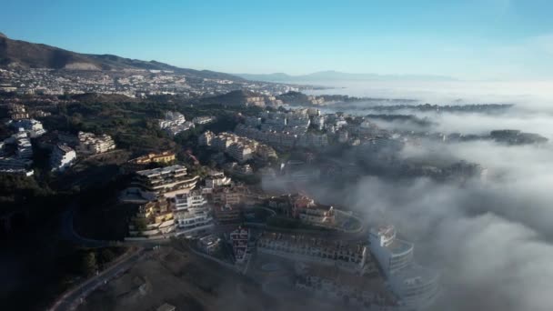 霧の中のベナルマデナの街 カスティーリョ スペイン ヨーロッパ アンダルシア — ストック動画