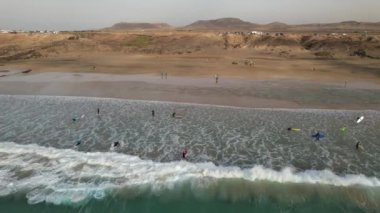 Fuerteventura, Kanarya Adaları. Sörf okulu. Gün batımında dalgalar