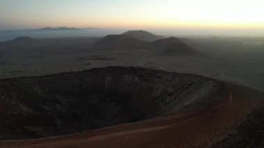 Volkan kraterine tırmanıyorum. Fuerteventura, Kanarya Adaları
