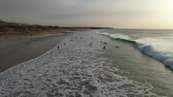 Fuerteventura Kanarya Adaları Sörf Okulu Gün Batımında Dalgalar — Stok video