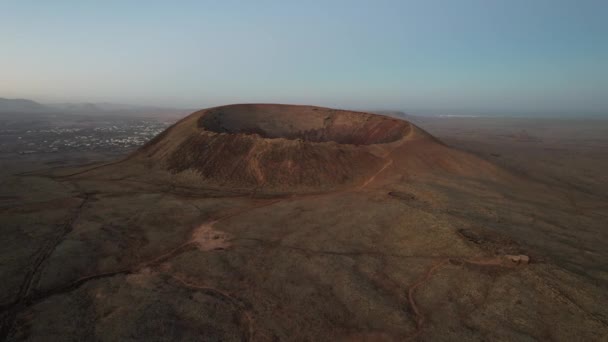 Climbing Crater Volcano Fuerteventura Canary Islands — Stock Video