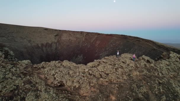 Megmászni Vulkán Kráterét Fuerteventura Kanári Szigetek — Stock videók