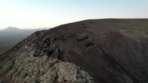 Megmászni Vulkán Kráterét Fuerteventura Kanári Szigetek — Stock videók