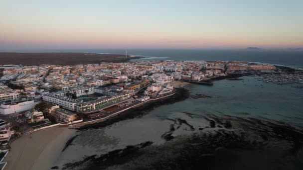 Fuerteventura Kanarya Adası Sahilde Bir Şehir Sörf Için Plaj — Stok video