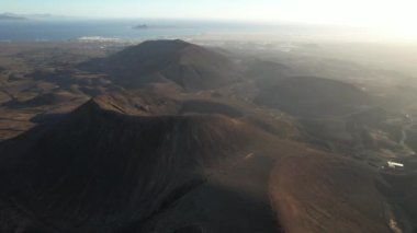 Fuerteventura, Kanarya Adaları. Dağlar ve sahil manzarası .
