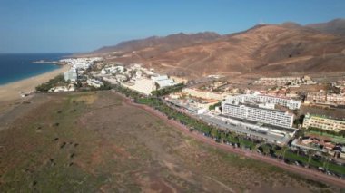 Fuerteventura 'nın hava manzarası. Deniz feneri ve şehir