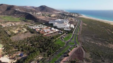 Fuerteventura 'nın hava manzarası. Deniz feneri ve şehir