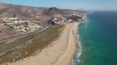 Fuerteventura 'nın hava manzarası. Deniz feneri ve şehir