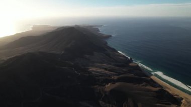 Fuerteventura 'daki yel değirmeni. Kanarya adaları. Hava görünümü.