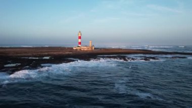 Fuerteventura, Kanarya Adaları. Deniz feneri. Dalgaları gör. Avrupa