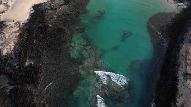加那利群岛弗尔特文图拉灯塔 见波浪 — 图库视频影像