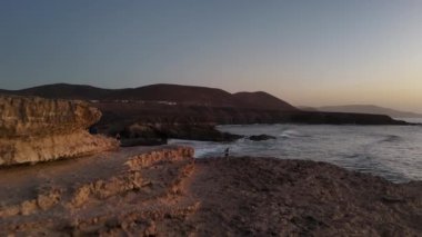 Fuerteventura, Kanarya Adası. Kıyı şeridi, akşam. Avrupa