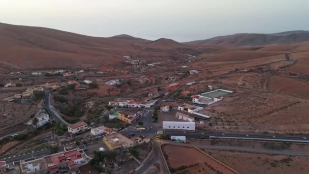 Fuerteventura Kanarya Adası Dağlarda Denizde Yel Değirmenleri — Stok video