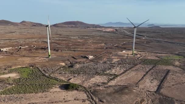 Fuerteventura Canarische Eilanden Windmolens Bergen Aan Zee — Stockvideo