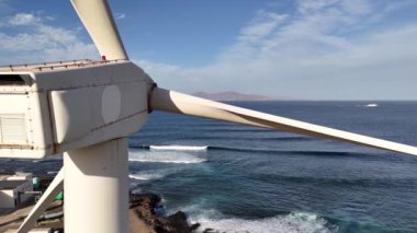 Fuerteventura, Kanarya Adası. Dağlarda ve denizde yel değirmenleri.