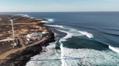 Fuerteventura, Kanarya Adası. Dağlarda ve denizde yel değirmenleri.