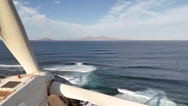 Fuerteventura Kanarya Adası Dağlarda Denizde Yel Değirmenleri — Stok video