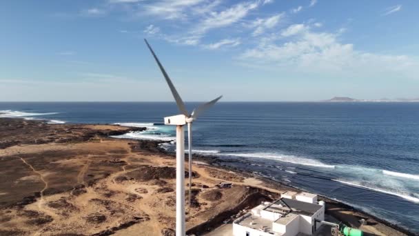 Fuerteventura Isla Canaria Molinos Viento Las Montañas Junto Mar — Vídeo de stock