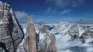 Kışın Dolomitler. Alplerdeki karlı kayalar. İtalya