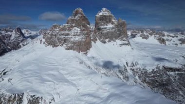 Kışın Dolomitler. Alplerdeki karlı kayalar. İtalya