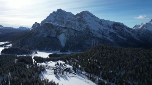 Zimowe Miasto Podnóża Alpejskich Gór Włoszech — Wideo stockowe
