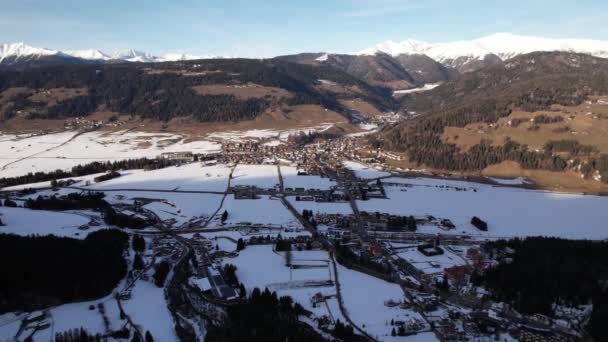 Χειμερινή Πόλη Στους Πρόποδες Των Αλπικών Βουνών Στην Ιταλία — Αρχείο Βίντεο