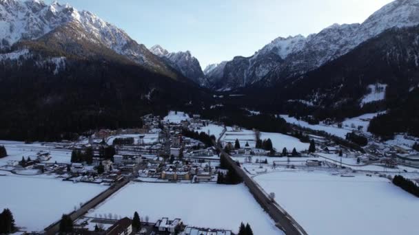 Χειμερινή Πόλη Στους Πρόποδες Των Αλπικών Βουνών Στην Ιταλία — Αρχείο Βίντεο