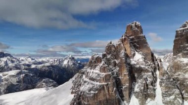Kışın Dolomitler. Rocky Dağları hava görüntüsü