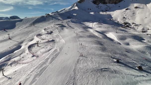 冬天的白云石雪山滑雪场 — 图库视频影像