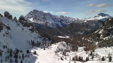 Kışın Dolomitler. Rocky Dağları hava görüntüsü