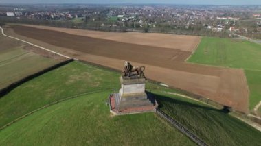 Aslan tepeciği, çevresi tarla dolu. Napolyon 'un yenildiği Waterloo savaş alanında Butte Du Lion. Hava aracı görüntüsü. Yüksek kalite 4k görüntü