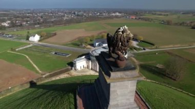 Aslan tepeciği, çevresi tarla dolu. Napolyon 'un yenildiği Waterloo savaş alanında Butte Du Lion. Hava aracı görüntüsü. Yüksek kalite 4k görüntü