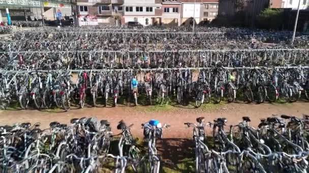 Парковка Велосипедов Множеством Брошенных Велосипедов Европа Бельгия Вид Воздуха Высококачественные — стоковое видео