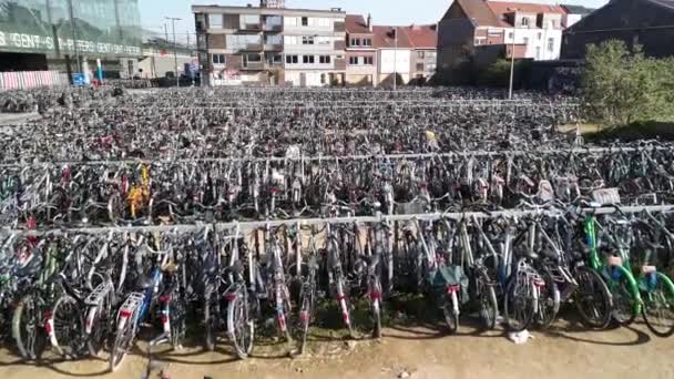 Parking Rowerowy Wieloma Opuszczonymi Rowerami Europa Belgia Widok Lotu Ptaka — Wideo stockowe