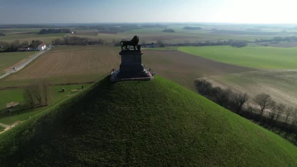 狮子猎犬 周围有农田 在拿破仑被击败的滑铁卢战场上的布特 杜里奥 无人机的航景高质量的4K镜头 — 图库视频影像