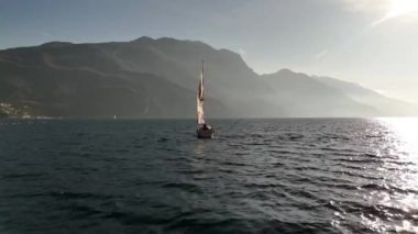 Günbatımında yelken açacağız. Kuzey İtalya 'da Garda Gölü. Hava görüntüsü. 4k
