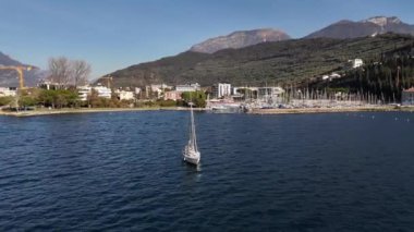Günbatımında yelken açacağız. Kuzey İtalya 'da Garda Gölü. Hava görüntüsü. 4k