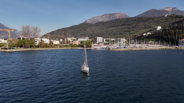 Yate Vela Navegando Atardecer Lago Garda Norte Italia Vista Aérea — Vídeos de Stock
