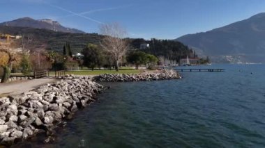 Riva del Garda, Lago di Garda, İtalya. Riva del Garda 'nın güzel hava manzarası - İtalya' da Garda Gölü yakınlarındaki evler ve villalar, 4k görüntü
