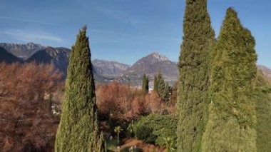 Riva del Garda, Lago di Garda, İtalya. Riva del Garda 'nın güzel hava manzarası - İtalya' da Garda Gölü yakınlarındaki evler ve villalar, 4k görüntü