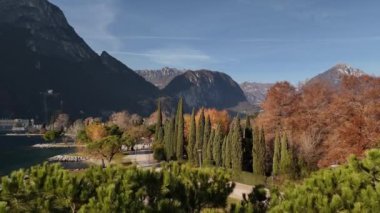 Riva del Garda, Lago di Garda, İtalya. Riva del Garda 'nın güzel hava manzarası - İtalya' da Garda Gölü yakınlarındaki evler ve villalar, 4k görüntü
