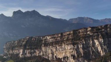 Riva del Garda, Lago di Garda, İtalya. Riva del Garda 'nın güzel hava manzarası - İtalya' da Garda Gölü yakınlarındaki evler ve villalar, 4k görüntü