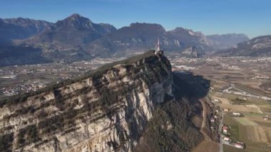 Riva del Garda, Lago di Garda, İtalya. Riva del Garda 'nın güzel hava manzarası - İtalya' da Garda Gölü yakınlarındaki evler ve villalar, 4k görüntü